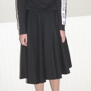 Kenneth Cole size 2 black skirt mid length calf